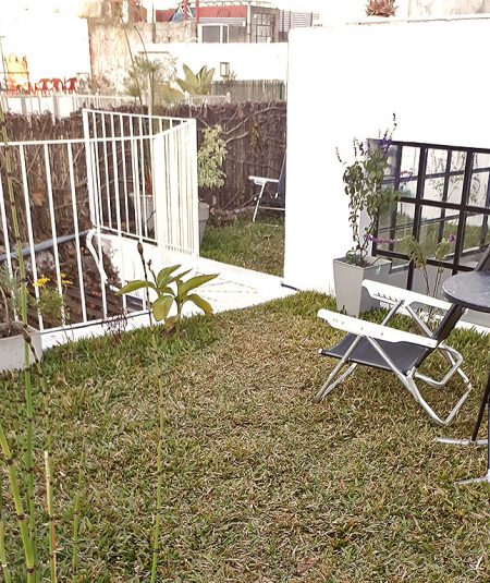 Terraza verde en casa Araoz